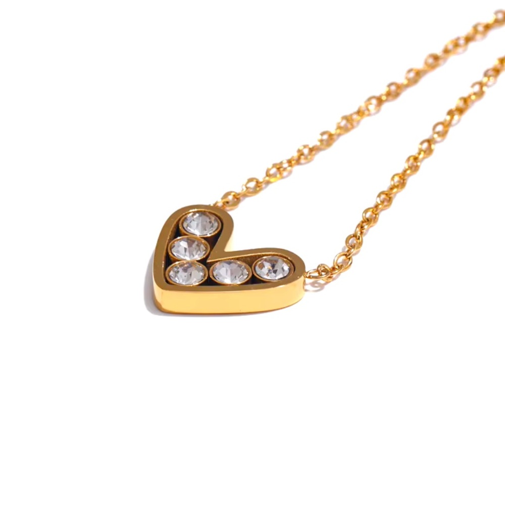 NWT Gorgeous Heart Pendant Necklace in Gold